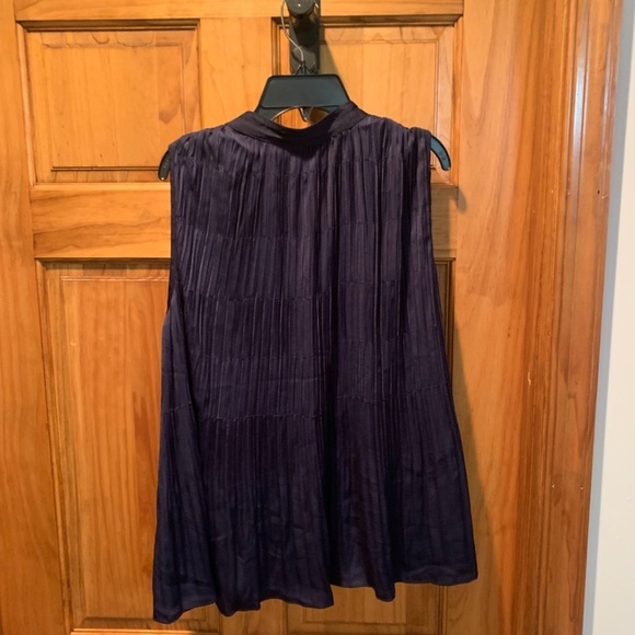 Current Air Sleeveless Pleated V-neck Blouse in Navy Small NWT - Picture 3 of 6